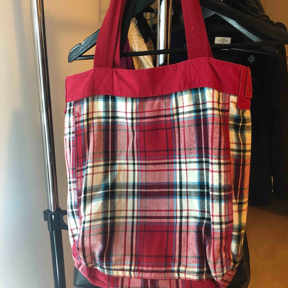 Aeropostale Tote bag Color: Red . Väskor.