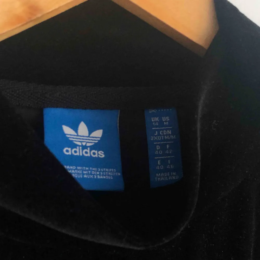 Svart Adidas sammet tröja. Köpt på Adidas butik i Stockholm. Använd väldigt fåtal gånger. T-shirts.