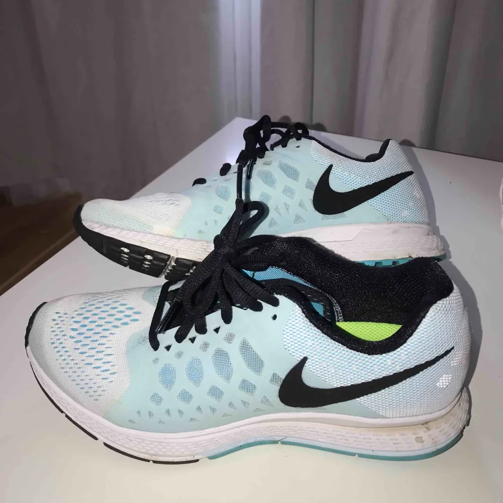 Nike jogging skor som max är använda 2-3 gånger. Dom är i en jättefin ljusblå färg. Skor.
