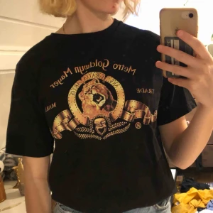  - Najs t-shirt från Zara med Metro Goldwyn Mayer-tryck!!! Delar på frakten!