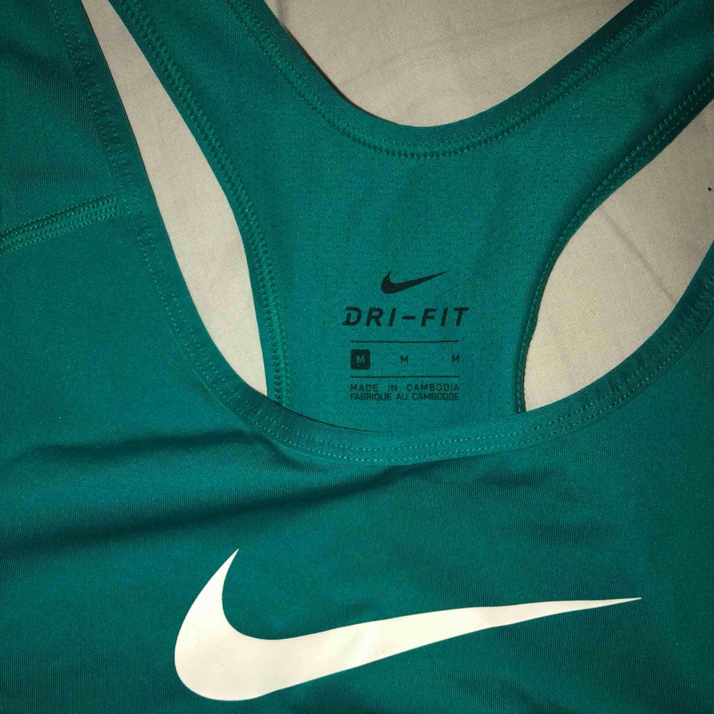 Turkost träningslinne från Nike i fint skick! 🤸🏼‍♂️ Köparen står för frakten, frakt 42kr! Pris kan diskuteras!. Huvtröjor & Träningströjor.