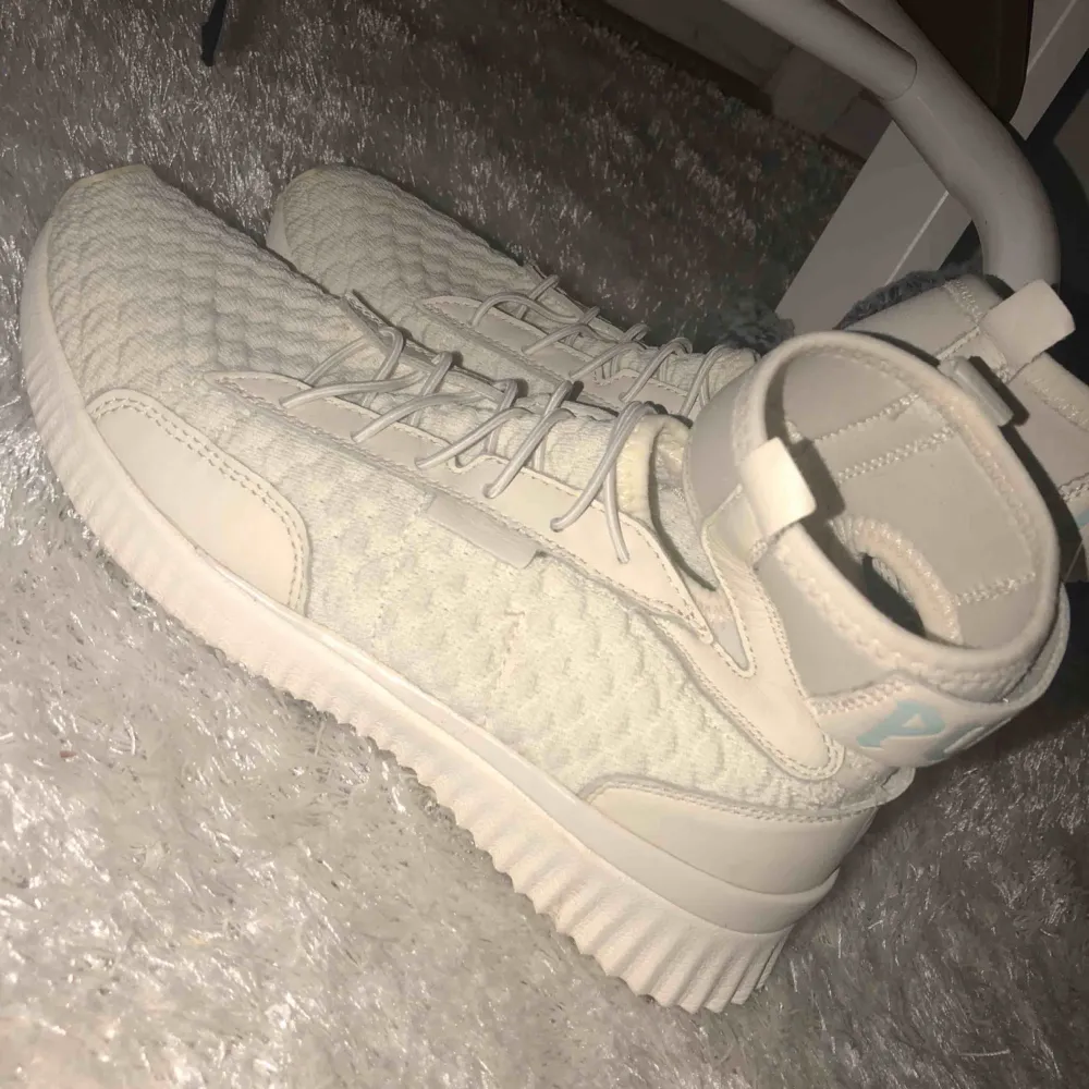 Bra skick. Knappt använda. Nypriset när jag köpte var ca 1500kr. Puma fenty sneakers.. Skor.