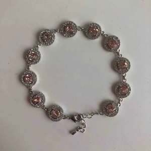  - Fint Lily and Rosé armband med ljusrosa och vita/silvriga stenar. Använt sällan.