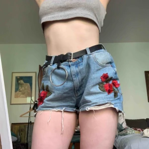  - 🌹Shorts med rosor!🌹120kr. Storlek: L(men funkar med ett skärp). Köpt i NYC. Finns att hämta i Lund eller Malmö i Skåne, annars ingår frakt💖