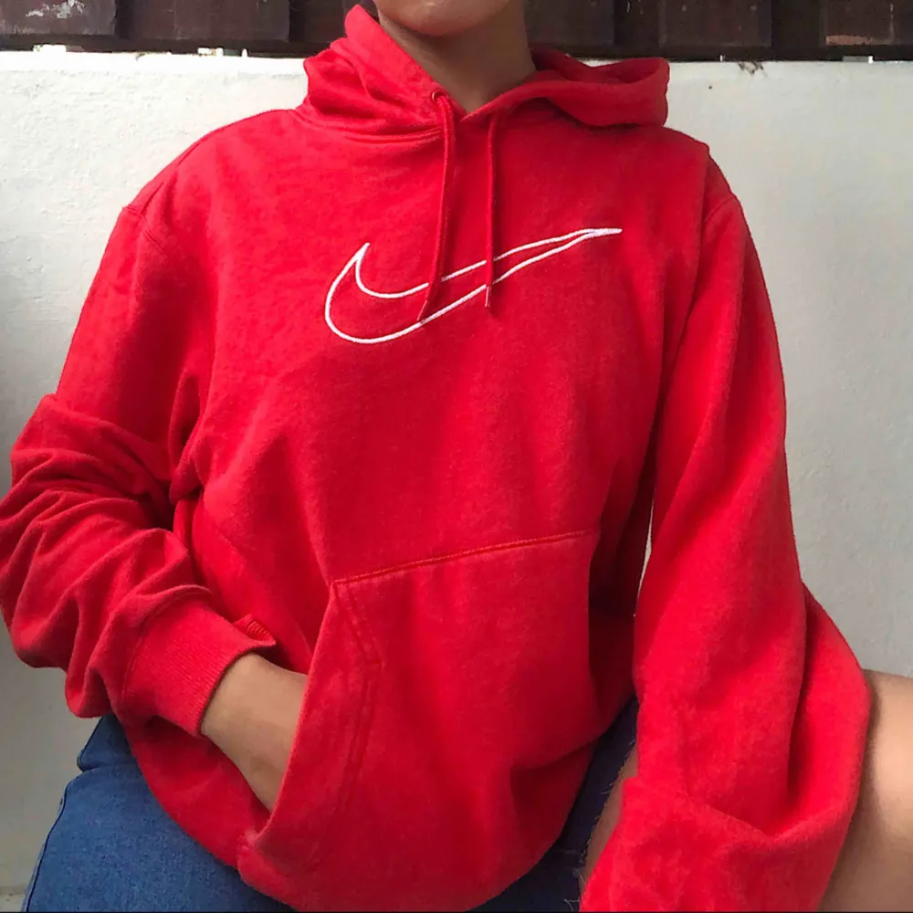 Röd Nike hoodie☀️ köparen står för frakten. Hoodies.