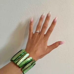  - Superfint armband som är töjbart och sitter väldigt bekvämt. Köpte den för ungefär 100kr. Kan mötas i Stockholm. Skriv till mig om det är något du undrar över☀️