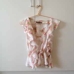 Jättefin transparent blommig blus/linne från Zara. Storlek M, men passar mig som har XS/S. - Jättefin transparent blommig blus/linne från Zara. Storlek M, men passar mig som har XS/S.