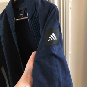  - Sjukt fet adidas tröja/vårjacka med bomber-inslag. Aldrig använd.  Köpare står för frakt. 