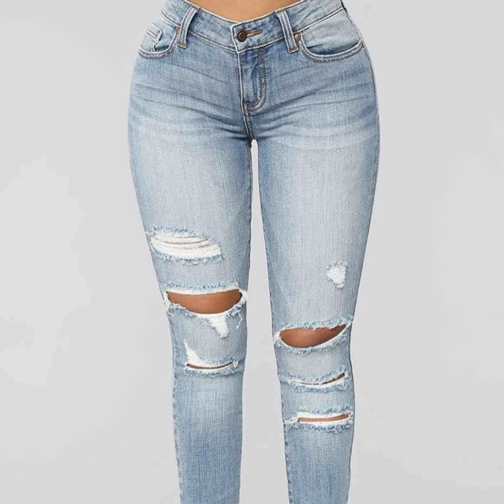 Helt nya jeans från FashionNova med lappar kvar! Sjukt snygga men passade tyvärr inte mig!. Jeans & Byxor.