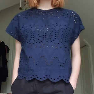  - Superfin blå topp med "hål" i mönster. 