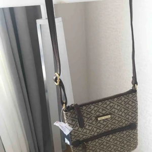  - Äkta Tommy Hilfiger säljer den för 450kr helt ny.