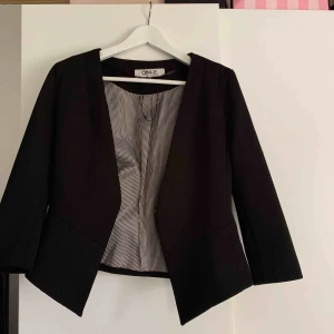  - Svart kavaj från only, använd ca 5ggr. Fina veck som formar midjan vilket är väldigt charmigt. 