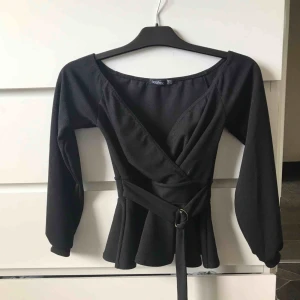  - Oanvänd, hundar finns i hemmet. 90kr för toppen, 50kr för frakten