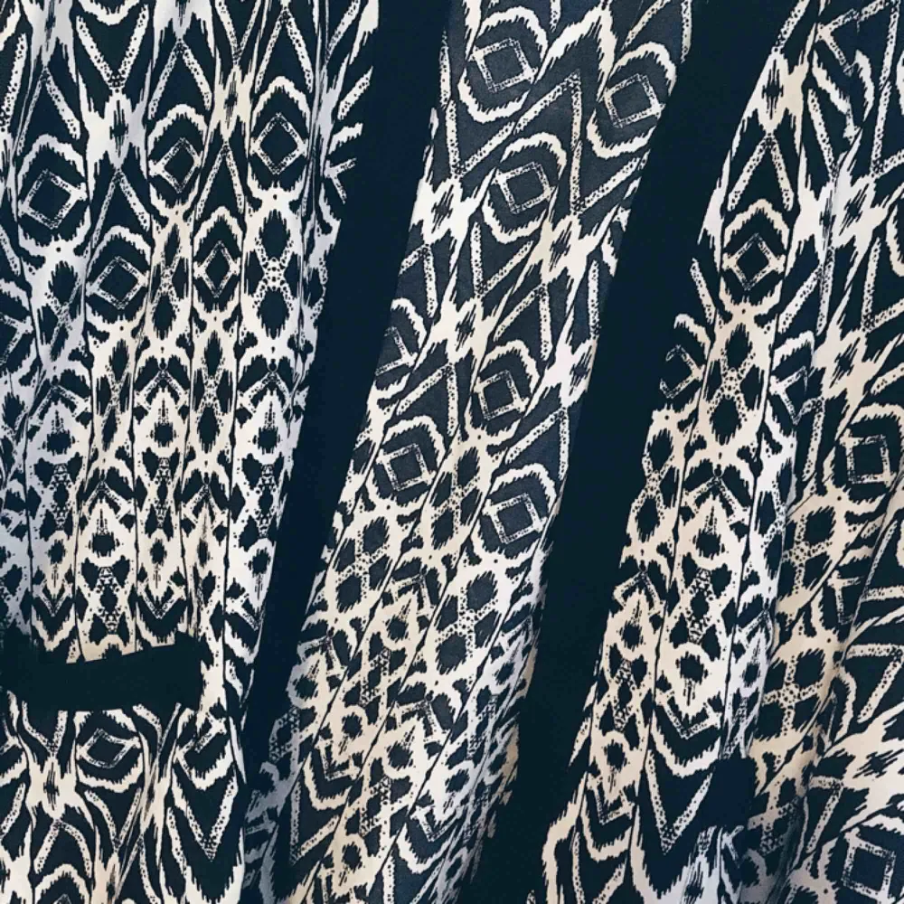 Skön kofta i tunt tyg i svart/vitt fint mönster. Tröjor & Koftor.