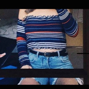  - Randig offshoulder topp från bikbok, använd ett fåtal gånger så är i väldigt bra skick. Köparen står för frakten💜