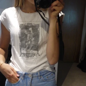  - Tröja Levis med tryck i grått XS,tajt i modellen Köparen står för frakten Paketpris vid köp av flera grejer