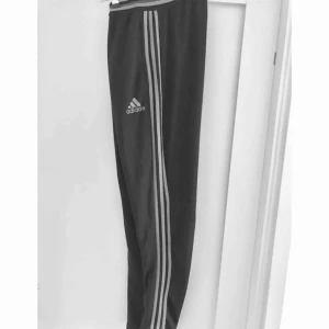 - Nya adidas, testade en gång men tyckte de satt för löst på mig. Adidas climacool.
