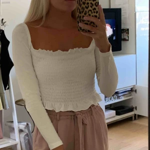  - Vit långärmad stretchig tröja. Super fin när man är solbränd!Köpt från Nelly. Säljer pga används aldrig. Frakt ingår!