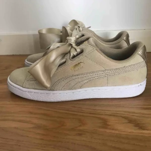  - Snygga beiga Puma Suede sneakers! Aldrig använda pga för små. Säljare dem för 350 inkl frakt. Jag kan även mötas upp i Göteborg. Betalning sker via Swish 