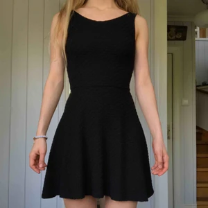  - Svart ”skaterdress” tyget är lite mönstrat se bild 2. Kan mötas upp i Alingsås eller Göteborg annars skickar jag med postens ”skicka lätt”. Det kostar 63kr och är då spårbart :)