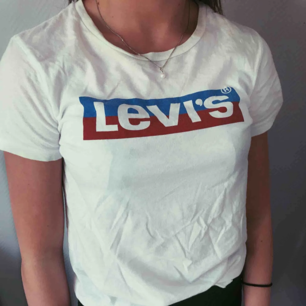 t-shirt ifrån Levis använd någon enstaka gång. Köptes för 249kr och säljes för 99kr.. T-shirts.