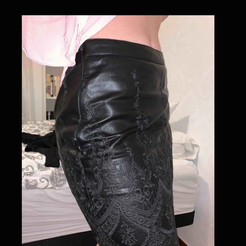 Fejkskinn kjol från BikBok i storlek S. Använt fåtal gånger för inte riktigt min stil. Frakten är inte inräknat i priset. Kjolar.