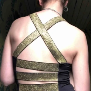  - Linne perfekt för partaj. Ej croppat och öppet i ryggen. (Det svarta tyget är polyester🖤)  Möts upp i Göteborg, annars står köparen för frakten xoxo