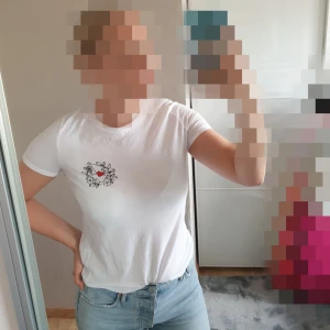  - Super fin t-shirt från pimkie i storlek S  Passar xs-M beroende på vilket passform man vill ha  Kan mötas upp eller skicka mot frakt 