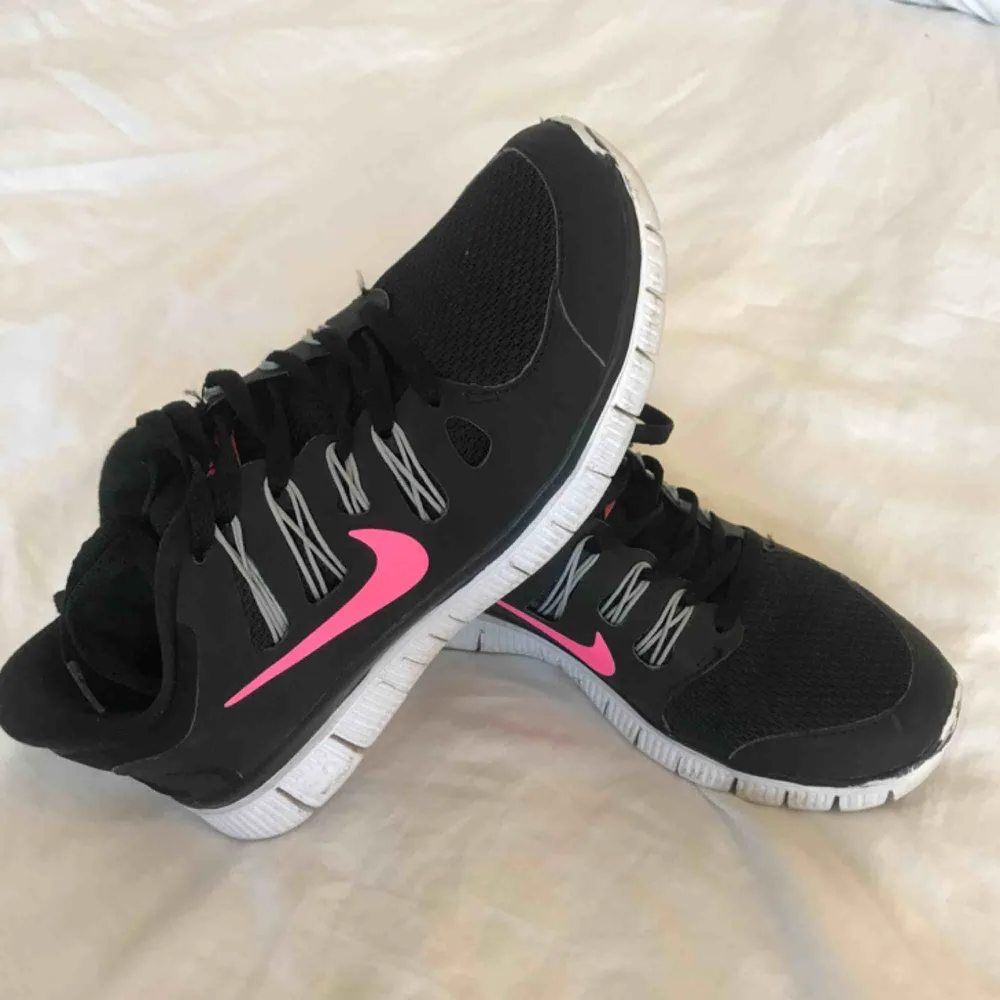 Ett par fräscha Nike Free Run 5.0 i storlek 37,5🖤💗 Använda ca 3 ggr yta och några gånger inne. Säljer dessa snygga skor då dom är lite små för mig💛. Skor.