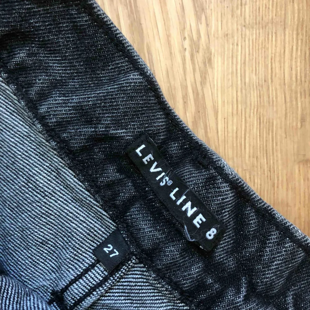 Levis line 8 jeans i spräckligt mönster, storlek W27. Har använts sparsamt då de är för stora för mig, har storlek EU36 och är 175cm.  Kan mötas upp i Stockholms innerstad/Södermalm. Kan även frakta, köparen står för kostnaden.. Jeans & Byxor.