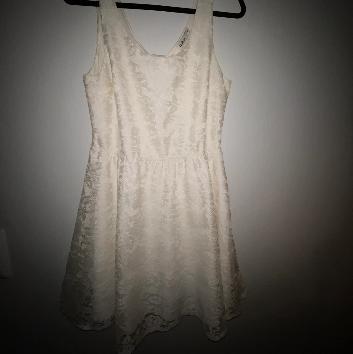 Söt klänning i krämig vit stl 40