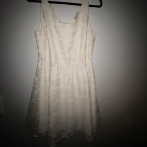 Söt klänning i krämig vit stl 40 - Supersöt klänning från Cubus i storlek 40. Knappt använd! Kommer från djur- och rökfritt hem. Frakt tillkommer!