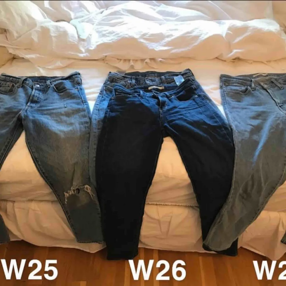 Levis jeans i bra skick, olika storlekar - w25,26 och 27. Säljs för 150kr styck eller alla för 500kr. Frakt tillkommer! Skickar gärna fler bilder om så önskas! . Jeans & Byxor.