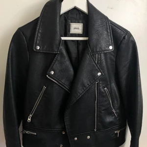 Svart skinnjacka - Skinnjacka köpt i Berlin 2019, använd fåtal gånger, skick 10/10. Köpt för ca 400kr. Perfekt nu till höst 🍂🌼🌞 Möts upp i Sthlm & fraktar (frakt står köparen för) står inte för postens slarv!