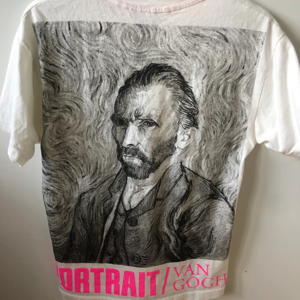 Så häftig T-Shirt med tryck från Zara! ✨ Kommer tyvärr ej till användning och använd ca 5 gånger🧚🏻 frakt tillkommer!💗. T-shirts.