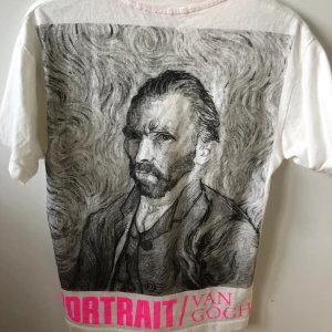 Van Gogh T-Shirt stl. S! - Så häftig T-Shirt med tryck från Zara! ✨ Kommer tyvärr ej till användning och använd ca 5 gånger🧚🏻 frakt tillkommer!💗