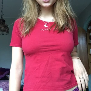 Söt t-shirt - Söt t-shirt i superfin färg. Den är min mammas från early 2000s och är superfin med lågmidjade jeans ;)