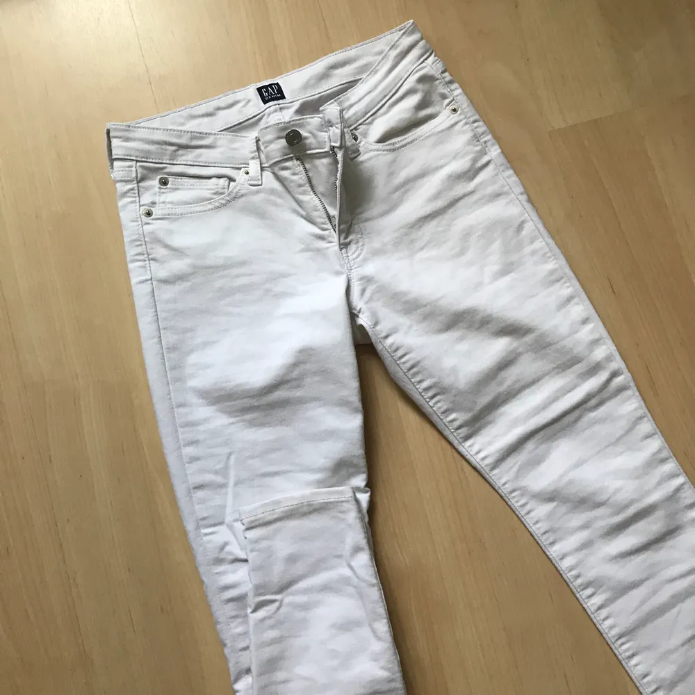 Super fina gap jeans, passar bra i längden på mig(163). Knappt använda. Köpta i usa. Säljer pga har blivit för små. Priset kan diskuteras. Köparen står för frakten. Kan mötas upp i Lund.. Jeans & Byxor.