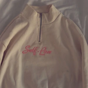 Hoodie - Hoodie/kofta från hm med texten self love på. Har dock ett LITET hål på sidan men inget som syns. Vill ni ha bild på hålet skriv i dm!