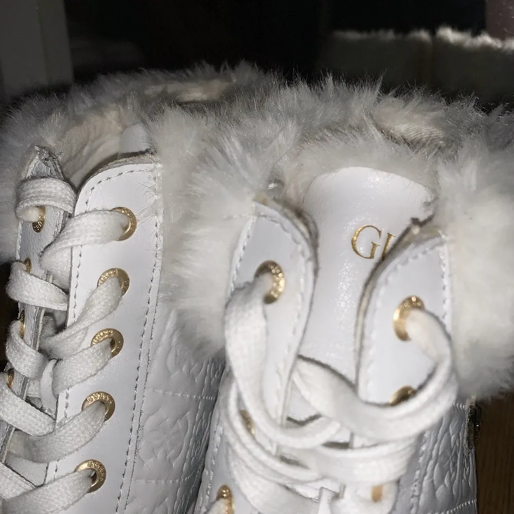 Fina höga sneakers i strl. 38 från Guess. Sparsamt använda och köpta för ca. 1200kr på Zalando. . Skor.