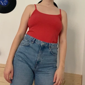 Rött linne - Rött linne i bra kvalitet använd ett fåtal gånger. En väldigt fin färg säljer för att den inte får tillräckligt med användning!💕