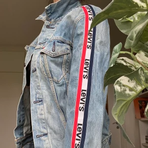 Levi’s jeansjacka  - Super snygg jeansjacka från Levi’s (äkta)! Använd fåtal gånger och därför väldigt bra skick 🥰 Säljer då det inte är min stil längre❣️ Nypris var 600kr (minns ej säkert men runt detta) Startpris 450kr, buda gärna ☺️