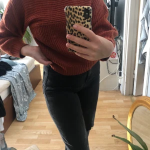 Stickad hösttröja - En super mysig stickad stickad tröja, älskar den mörka färgen på hösten, säljer pga för många stickade tröjor