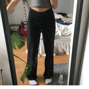 Svarta kostymbyxor S - Säljer dessa svarta kostym byxor köpta second hand. Strl står ej men jag skulle säga S. Jag är 165cm lång och en S i midjan, dessa byxor sitter perfekt på mig, går lite över skorna🥰