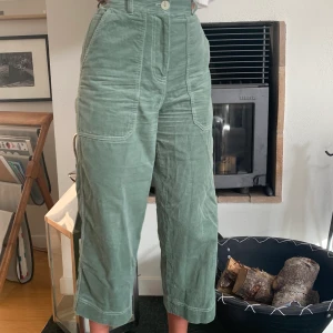 Gröna manchesterbyxor💚 - Gröna Manchester byxor från arket. Varsamt använda och säljes då de är för korta på mig. 2 fickor där fram och en där bak. Nypris 700kr💚