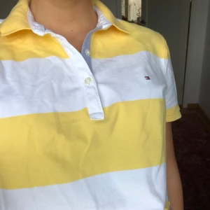 Polotröja från Tommy Hilfiger - Jättefin polotröja från TH, som aldrig blivit använd. Inköpt i USA. Strl M och fint tjockt material, inköpt för ca 450kr. Mitt pris 150kr inklusive frakt. Går att diskuteras 😊