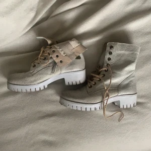 Vita sommar boots - Vita boots med hål i. Går att använda på olika sätt dom på bilden. Väldigt bra skick. 