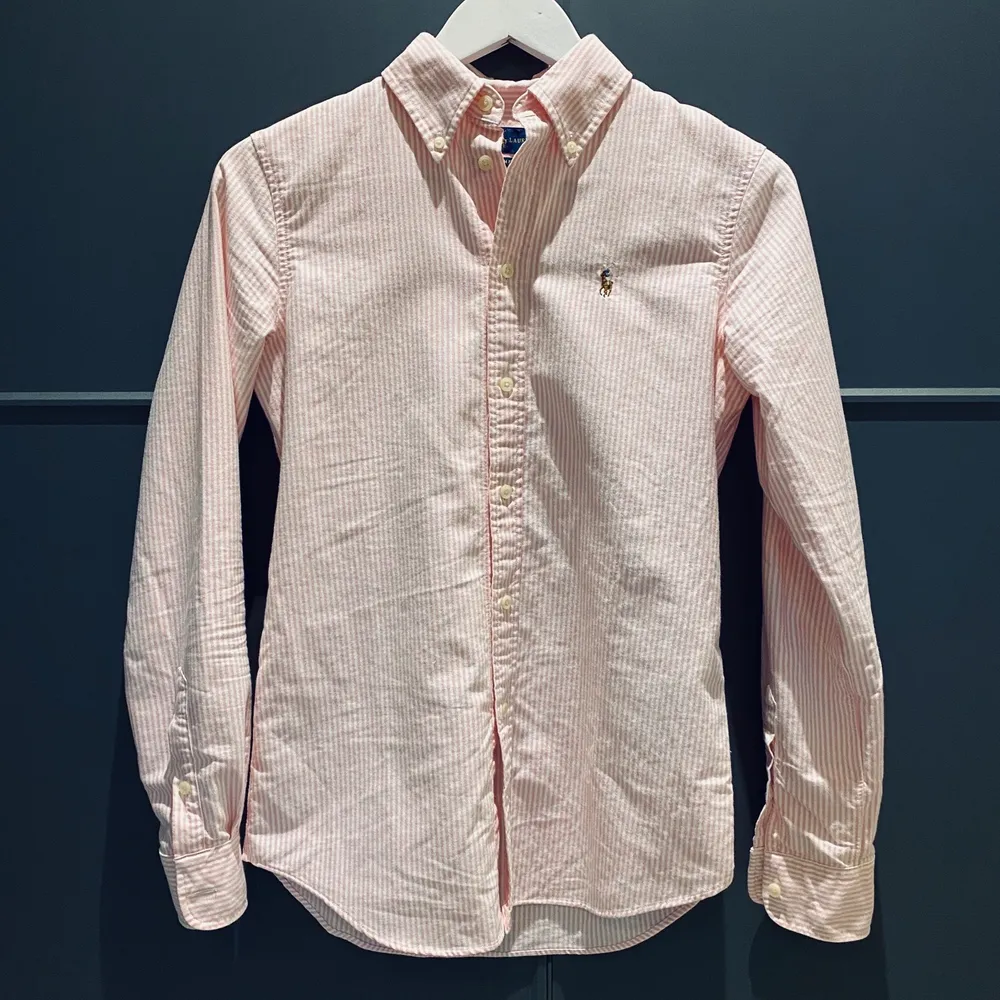 Ralph Lauren skjorta, ljusrosa storlek xs. Säljes då den aldrig kommit till användning (ny). Kostar 430 (inkl. frakt). Skjortor.