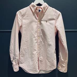Ralph Lauren skjorta, ljusrosa storlek xs. Säljes då den aldrig kommit till användning (ny). Kostar 430 (inkl. frakt)