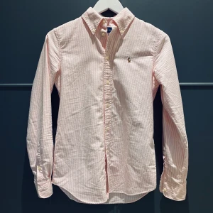 Ralph Lauren skjorta - Ralph Lauren skjorta, ljusrosa storlek xs. Säljes då den aldrig kommit till användning (ny). Kostar 430 (inkl. frakt)